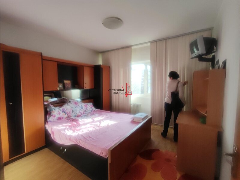 Decomandat, hol H, bloc 86, la 5 min. de metrou OBOR