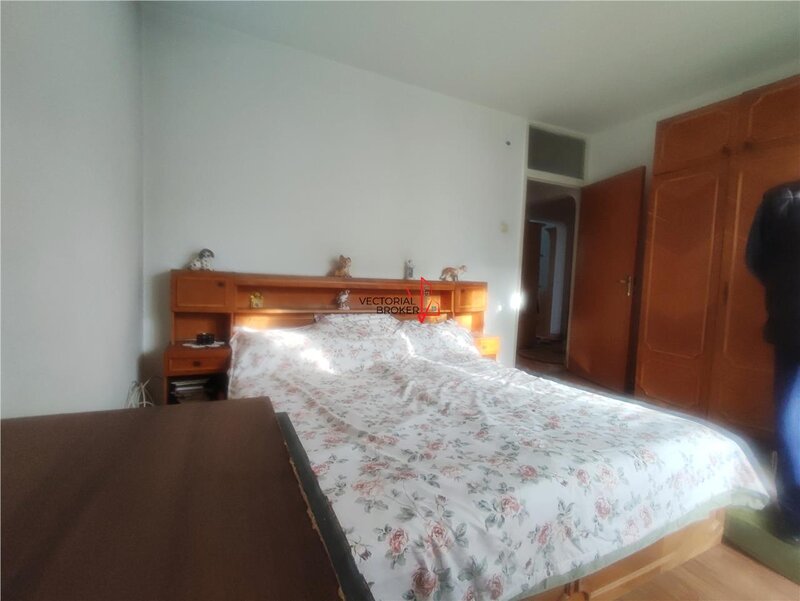 Decomandat, hol H, bloc 86, la 5 min. de metrou OBOR