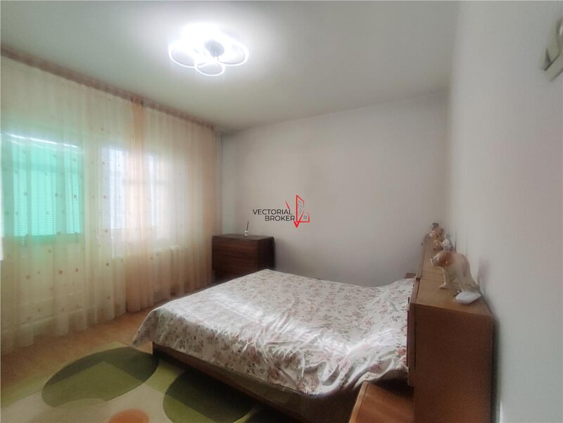 Decomandat, hol H, bloc 86, la 5 min. de metrou OBOR